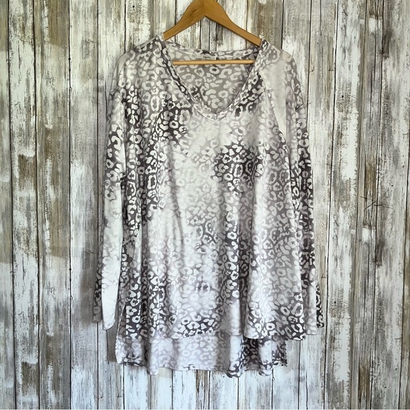 JODIFL Tops - Jodifl White Leopard High Low Long Sleeve Blouse